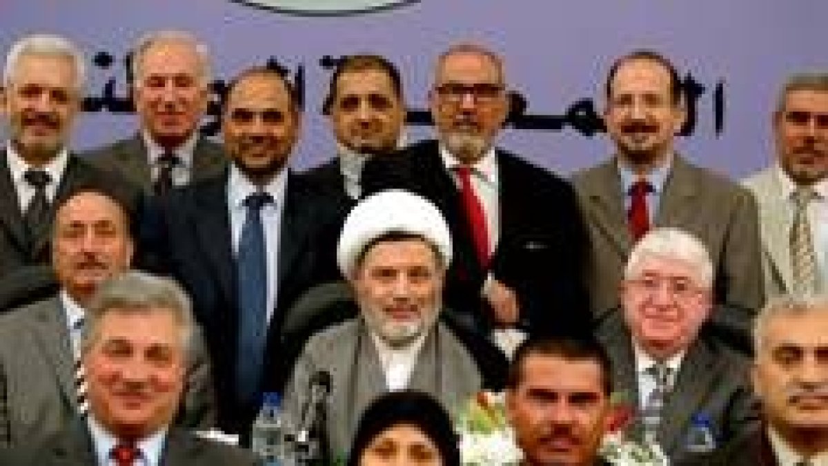 La comisión encargada de redactar la Constitución de Irak posa tras entregar el texto al Parlamento