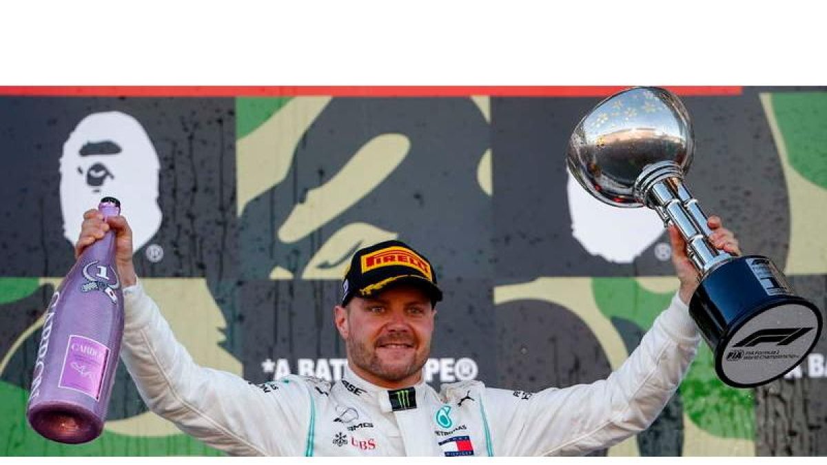Valtteri Bottas celebra en el podio su triunfo en un GP de Japón marcado por los contratiempos. AZUBEL