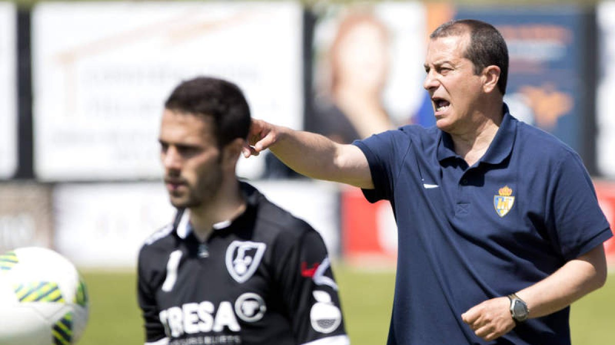 Miguel Ángel Álvarez Tomé da instrucciones a sus jugadores durante el partido disputado en Villaviciosa. LOF