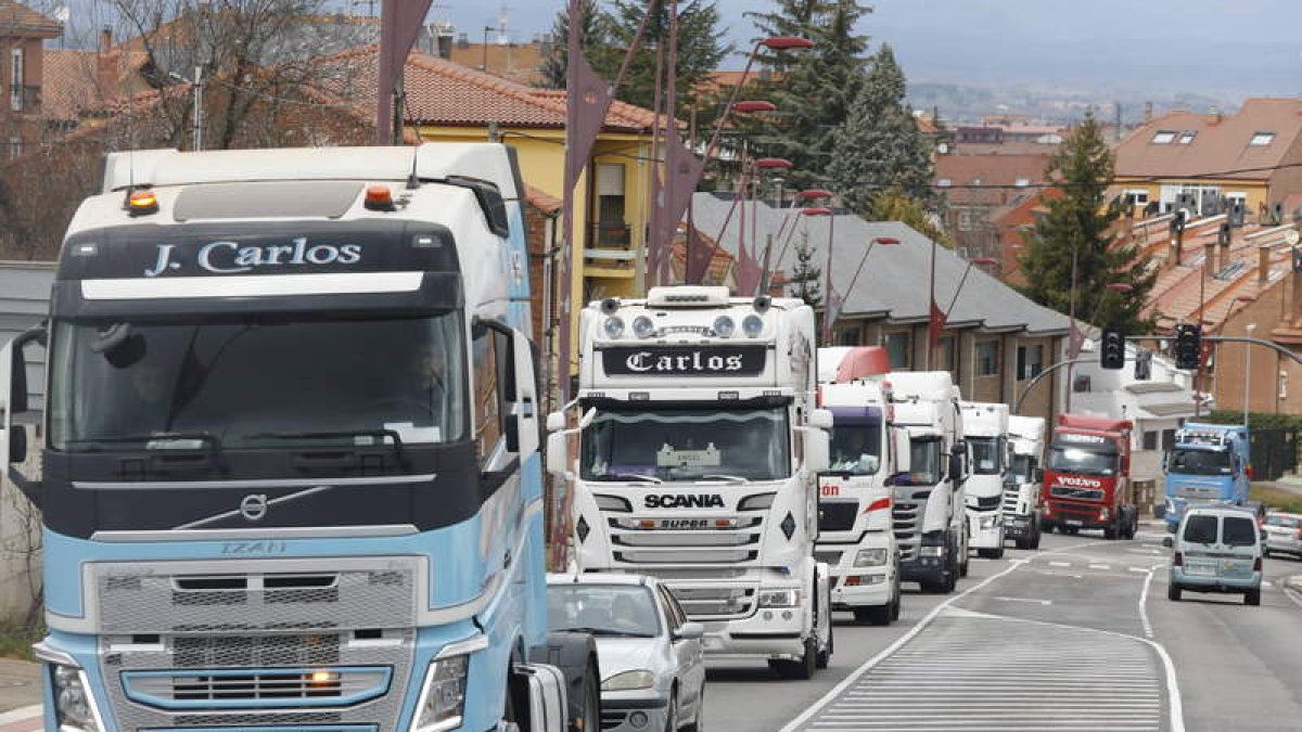 Una de las marchas lentas de camiones en los paros del sector en el mes de marzo. MARCIANO PÉREZ