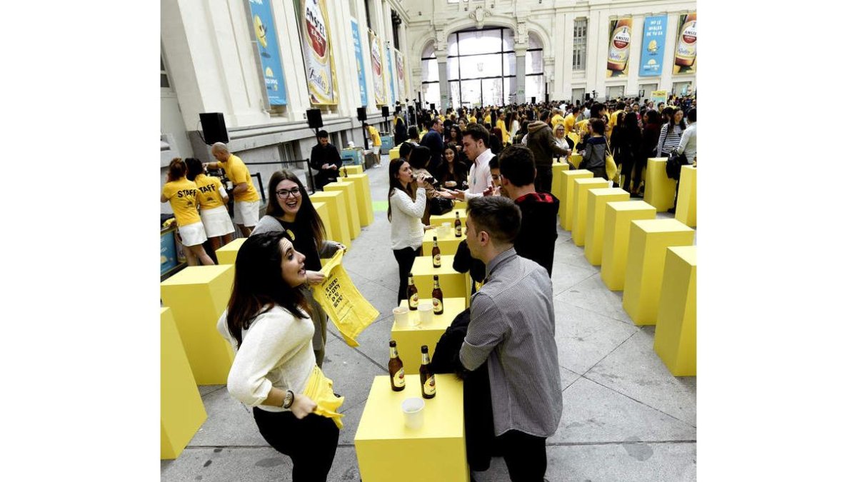 Participantes en el ‘Speed Dating’ celebrado ayer en el Palacio de Cibeles. FERNANDO VILLAR