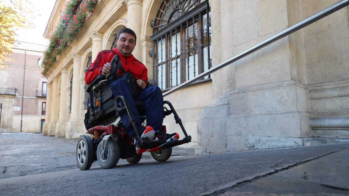 Rampas demasiado inclinadas que dificultan el acceso con silla de ruedas a los edificios públicos. Ramiro