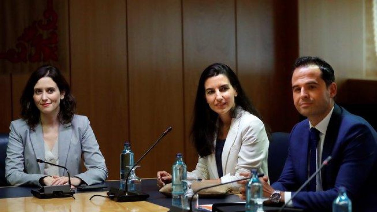 La candidata del PP a presidir la Comunidad de Madrid, Isabel Díaz Ayuso, la de Vox, Rocío Monasterio, y el de Ciudadanos, Ignacio Aguado.
