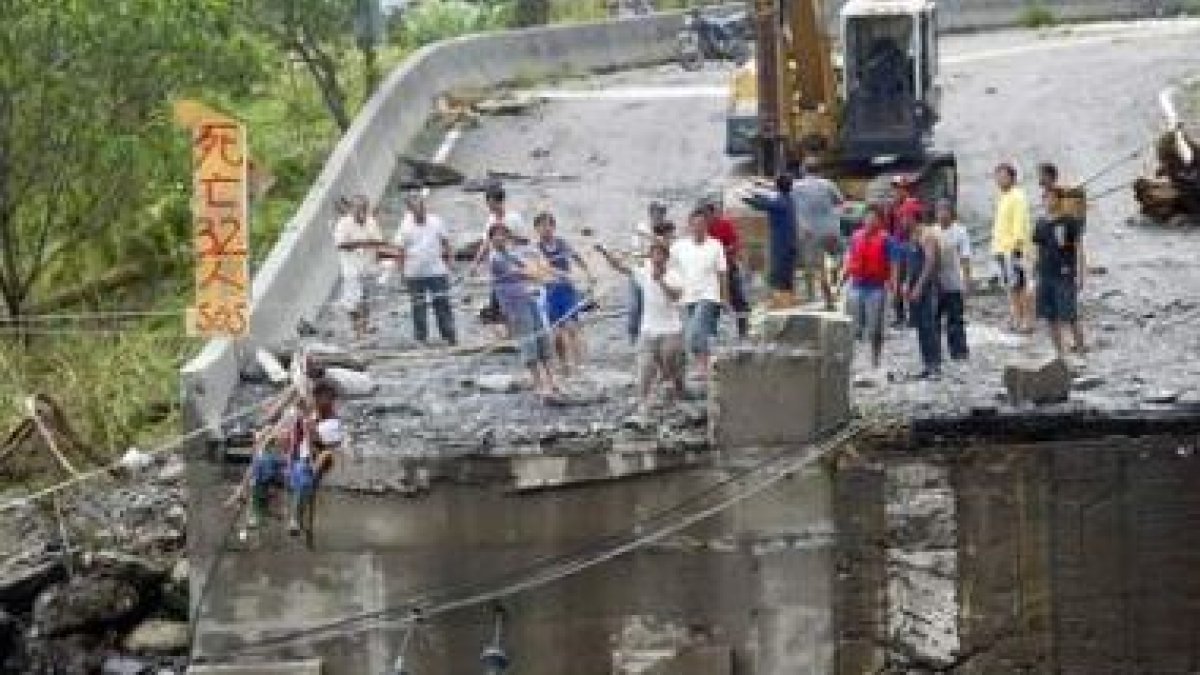 Traslado de los supervivientes del alud de lodo.