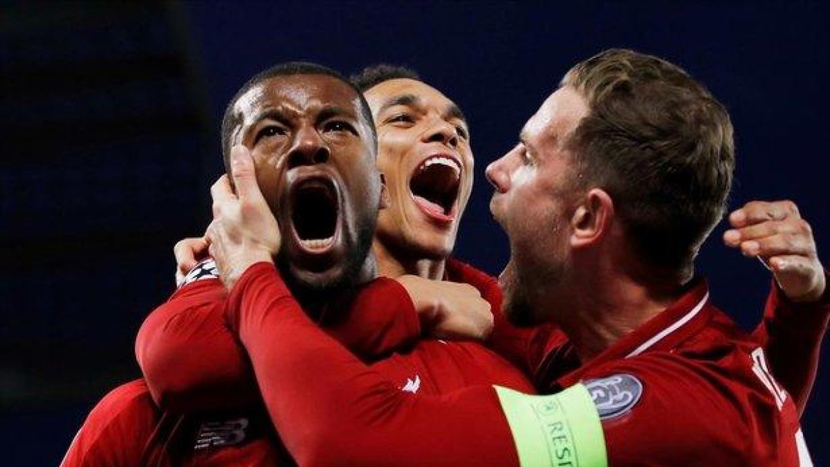 Wijnaldum celebra el tercer gol con Henderson y Alexander-Arnold.
