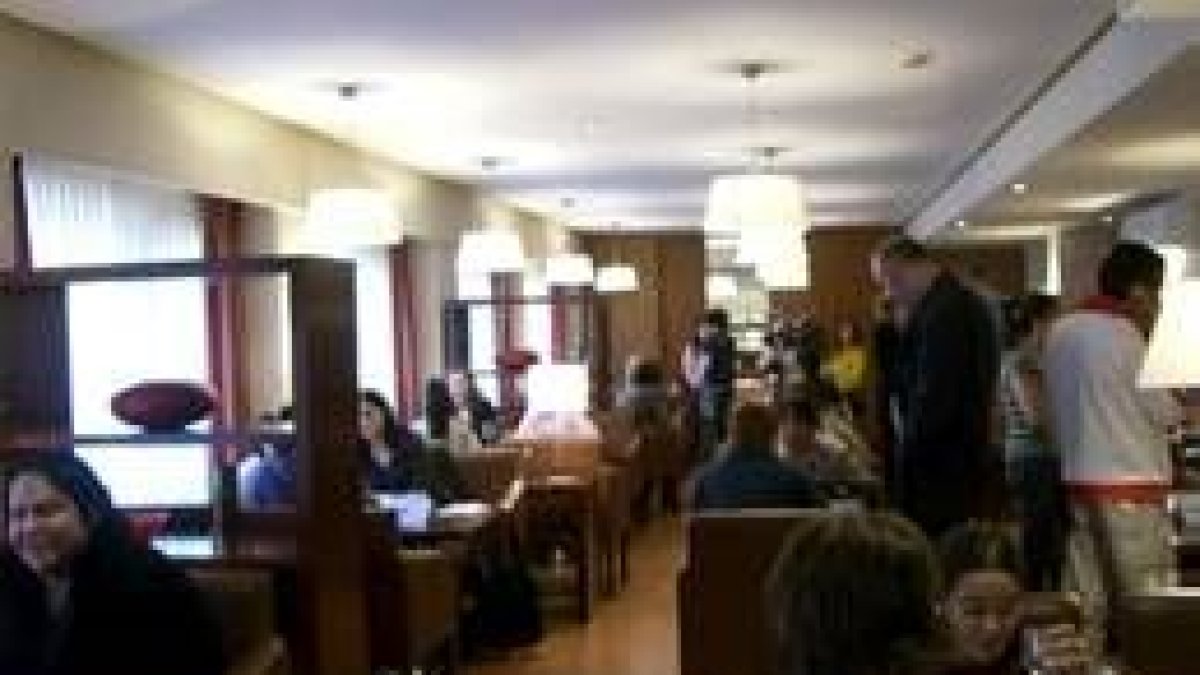 Actividades de los alumnos americanos en el Hotel Riosol de la capital