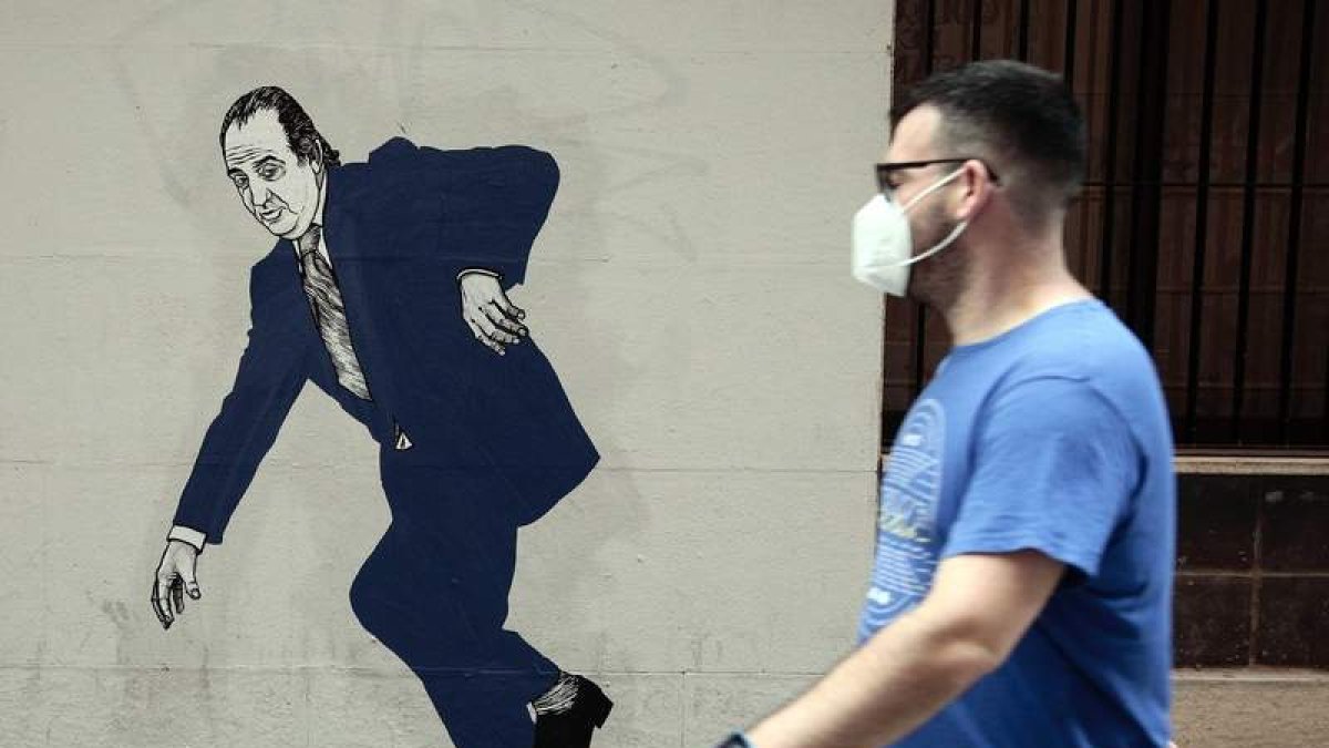 Graffiti del Rey emérito Juan Carlos I en una calle de Valencia. EFE