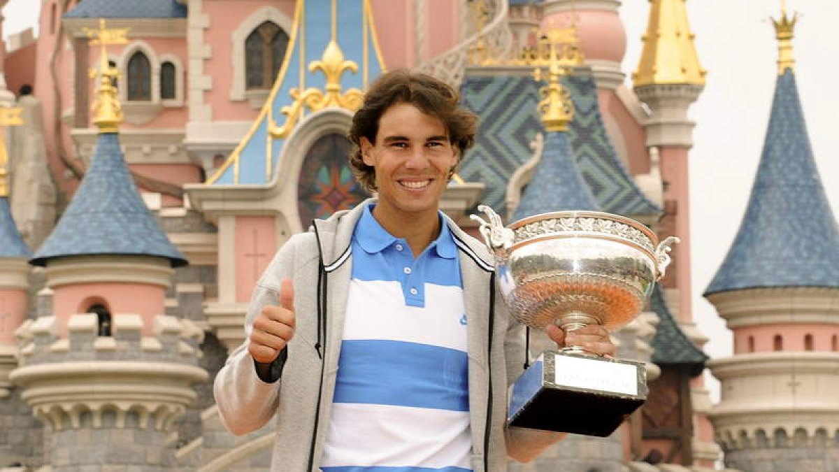 Nadal posa con su octava ‘Copa de los Mosqueteros’ de Roland Garros en Disneyland-París.
