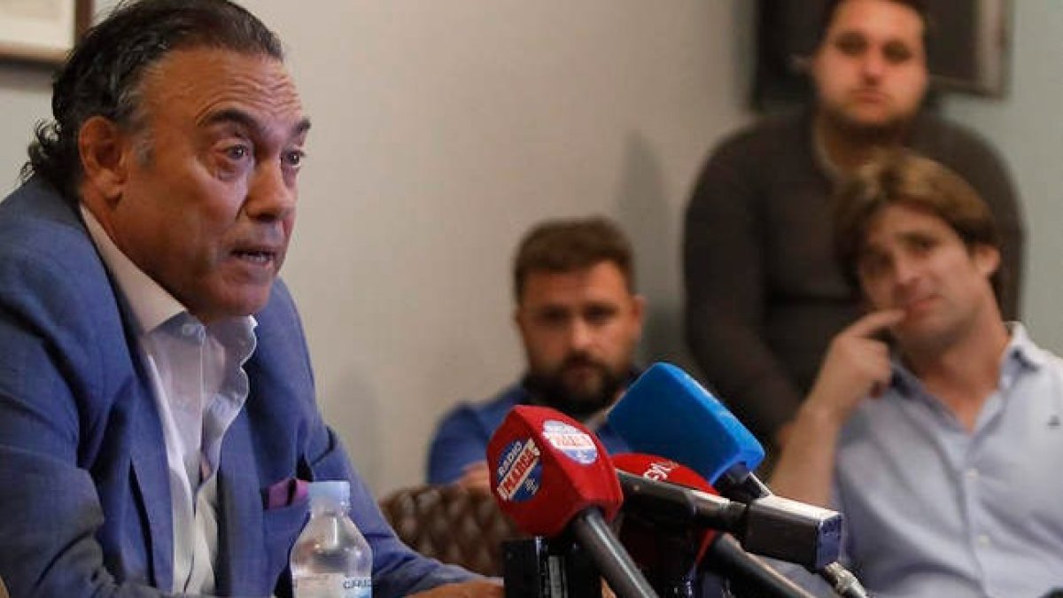 Llamazares da explicaciones al enésimo fracaso de la Cultural, con Mazanera con el dedo en la boca. F. OTERO