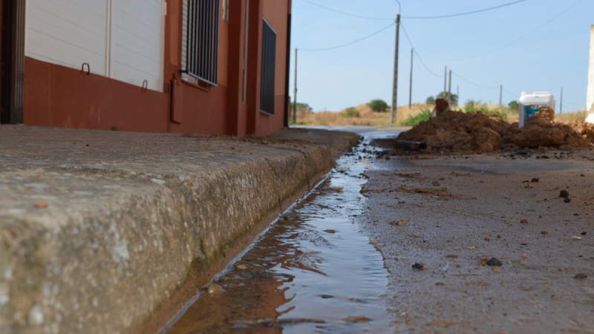 Imagen de una de las fugas de agua en la localidad de Villacalbiel San Esteban. MEDINA
