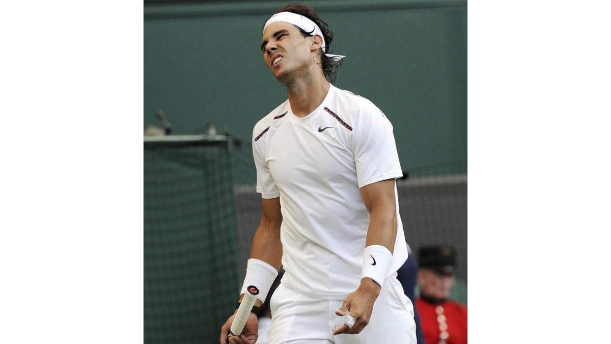 Nadal se lamenta de un golpe errado frente a Rosol.