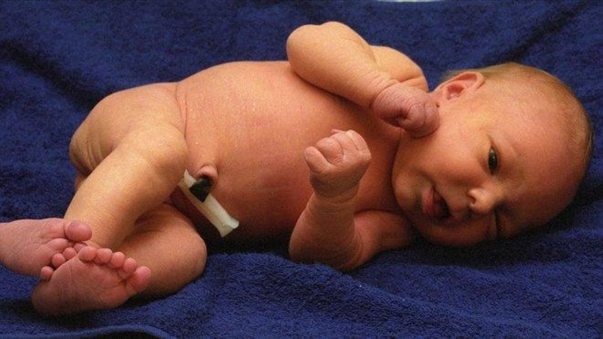 Un bebé recién nacido.