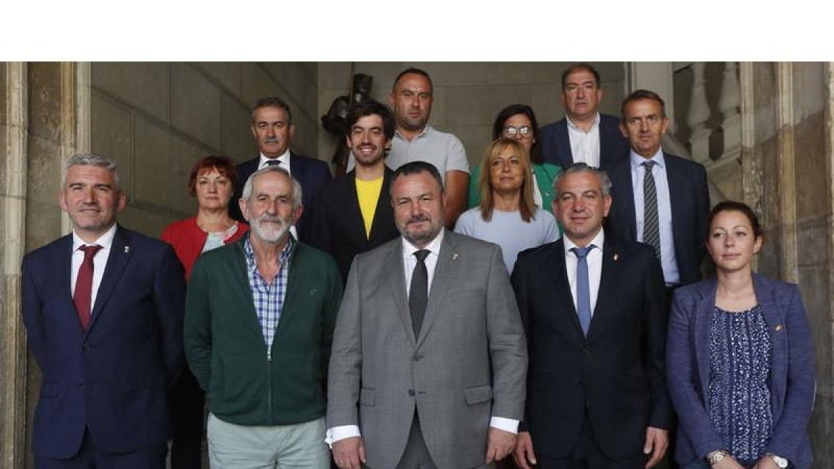 Foto del equipo de gobierno en la escalinata del claustro del Palacio de los Guzmanes. JESÚS F. SALVADORES.