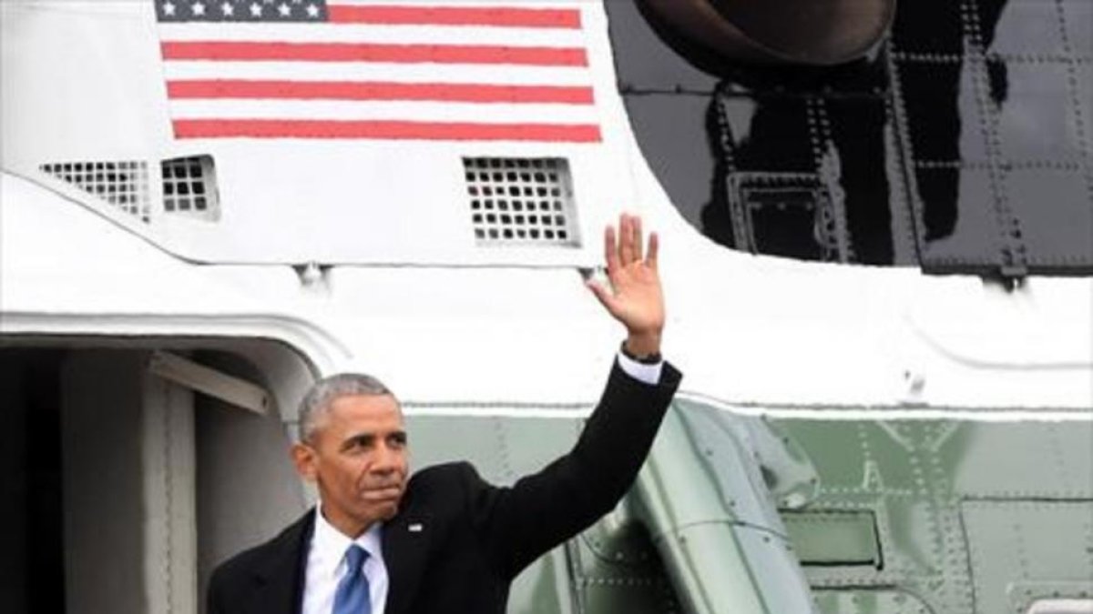 Obama sube al helicóptero presidencial por última vez.