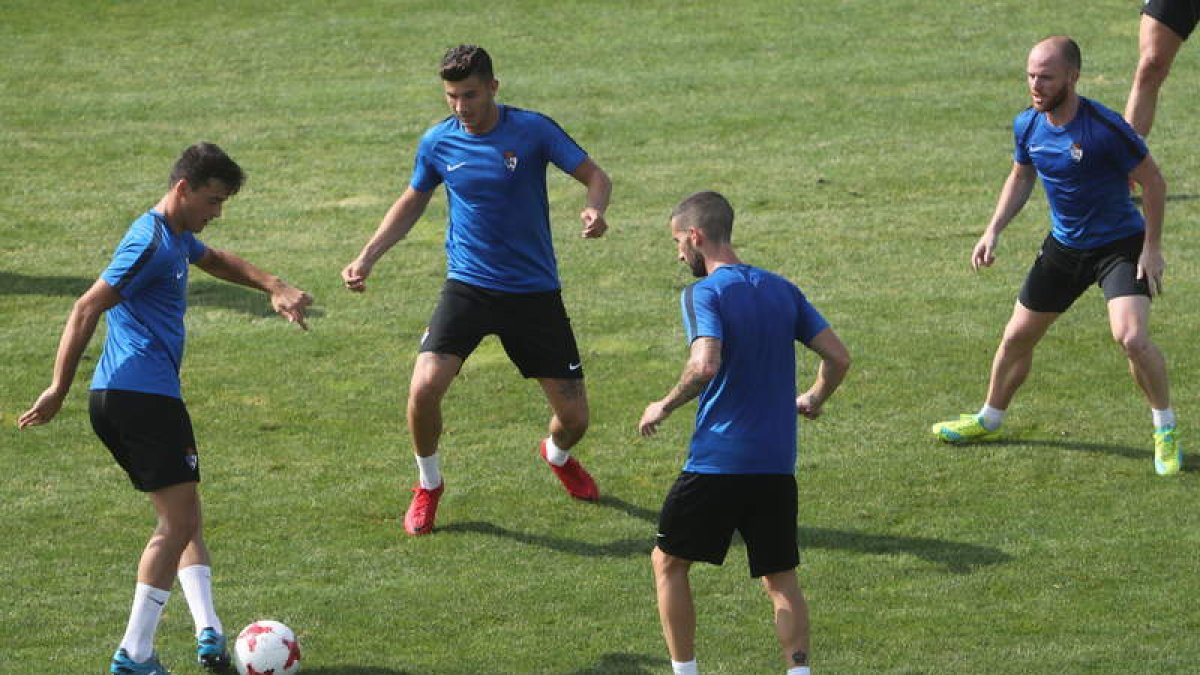 La plantilla continúa con los entrenamientos matinales en el Anexo de El Toralín. L. DE LA MATA