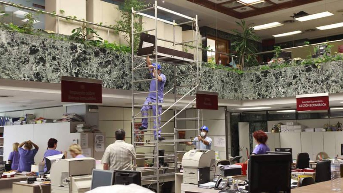 La actividad en el interior del edificio es frenética.
