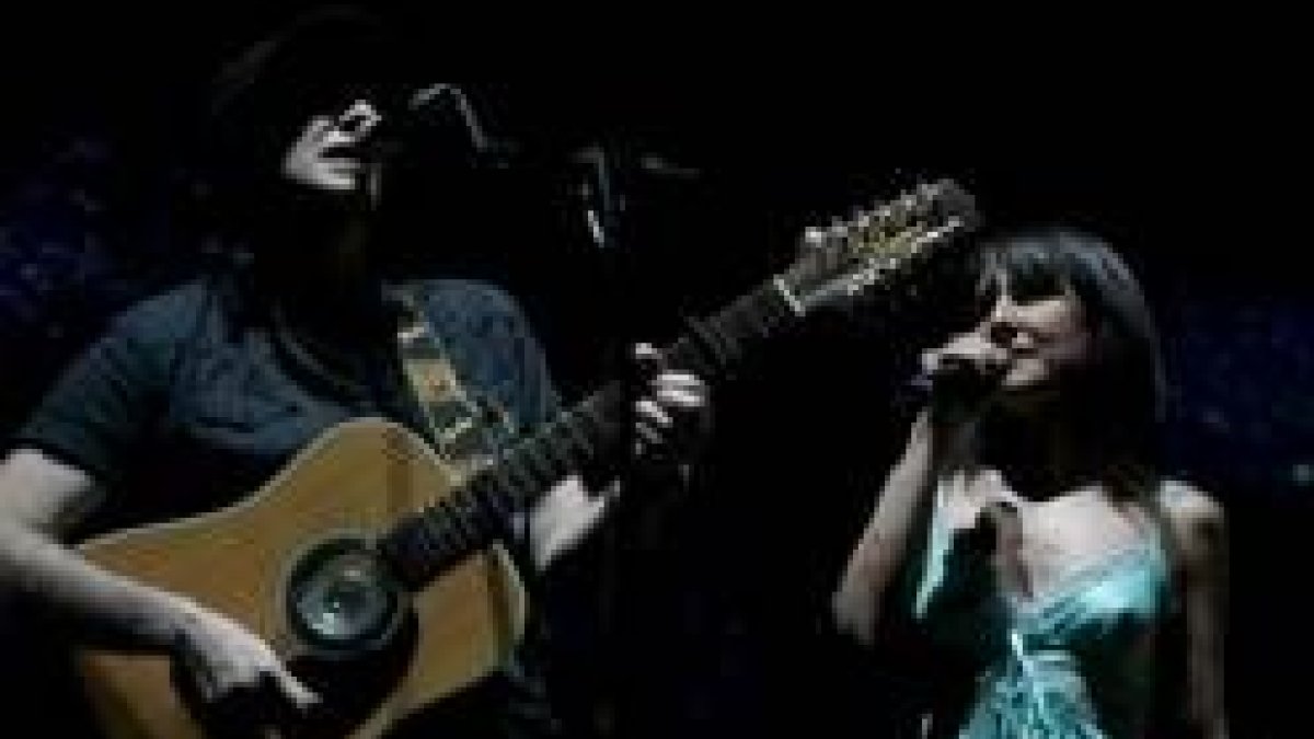 Juan Aguirre y Eva Amaral, en plena actuación musical, subirán esta noche al escenario del auditorio