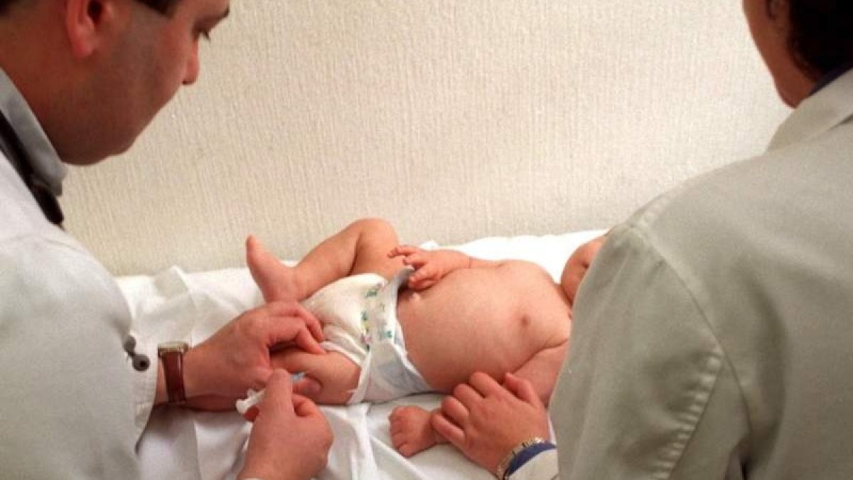 La vacunación se efectuará en el Hospital o en el centro de salud según la edad del bebé. DL