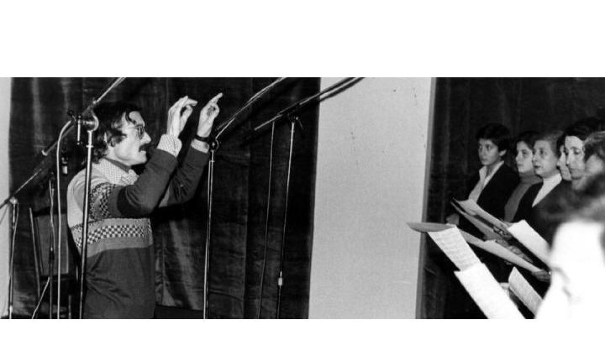 Ángel Barja dirigiendo una grabación de un disco de la Capilla Clásica de León. DL