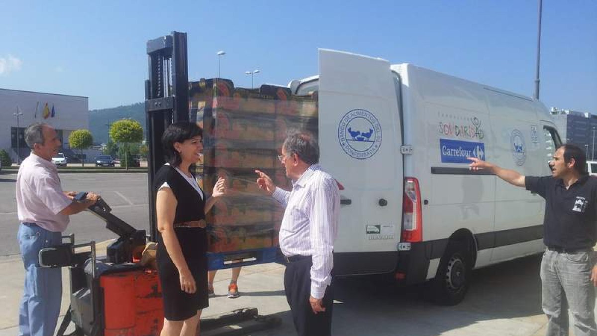 Los responsables del BAS, recibiendo los palés con sandías.