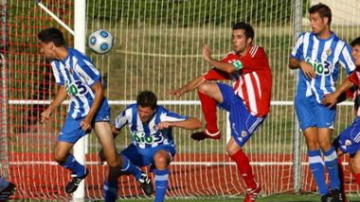 Redondo se estrenó con la Deportiva con un gol de cabeza tras un centro de Rubén Vega.