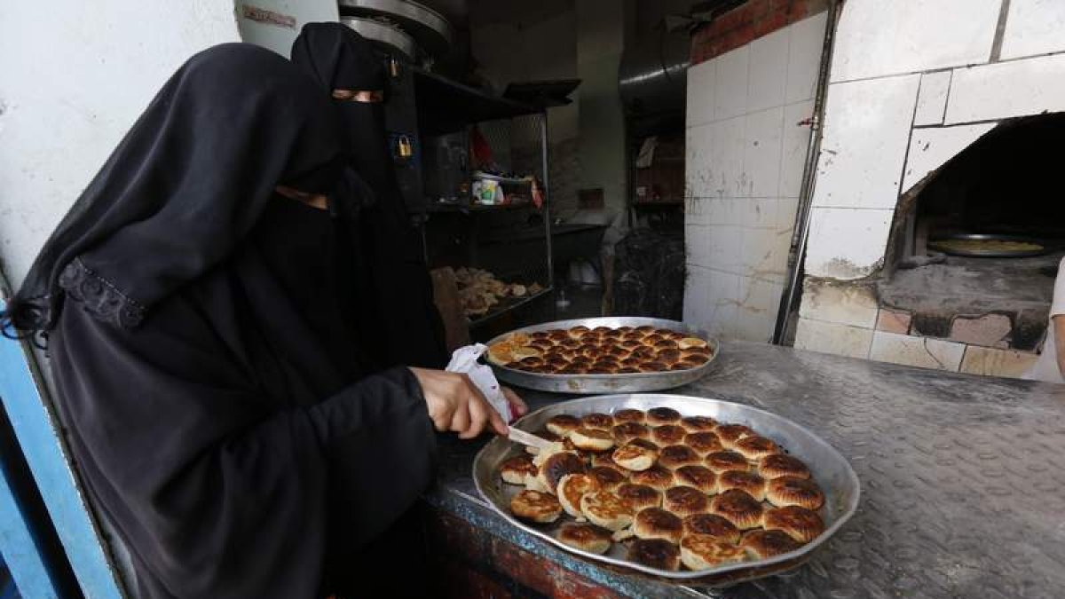 Mujeres de Yemen preparan dulces para celebrar el fin del Ramadán. FAHYA ARHAB
