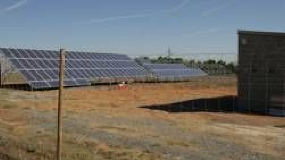 Los paneles, inclinados 35 grados, están orientados hacia el sur, en el paraje de Oucedo