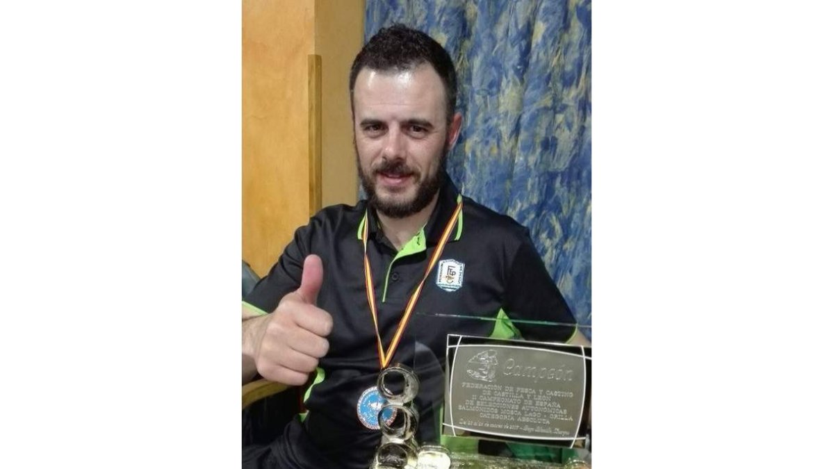 Rubén con la medalla y la placa que le acredita como campeón. DL