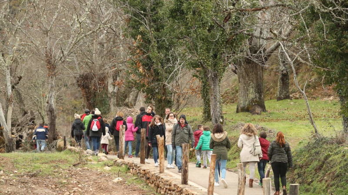 Turistas camino del circo de Las Médulas, en una imagen de archivo. l. de la mata
