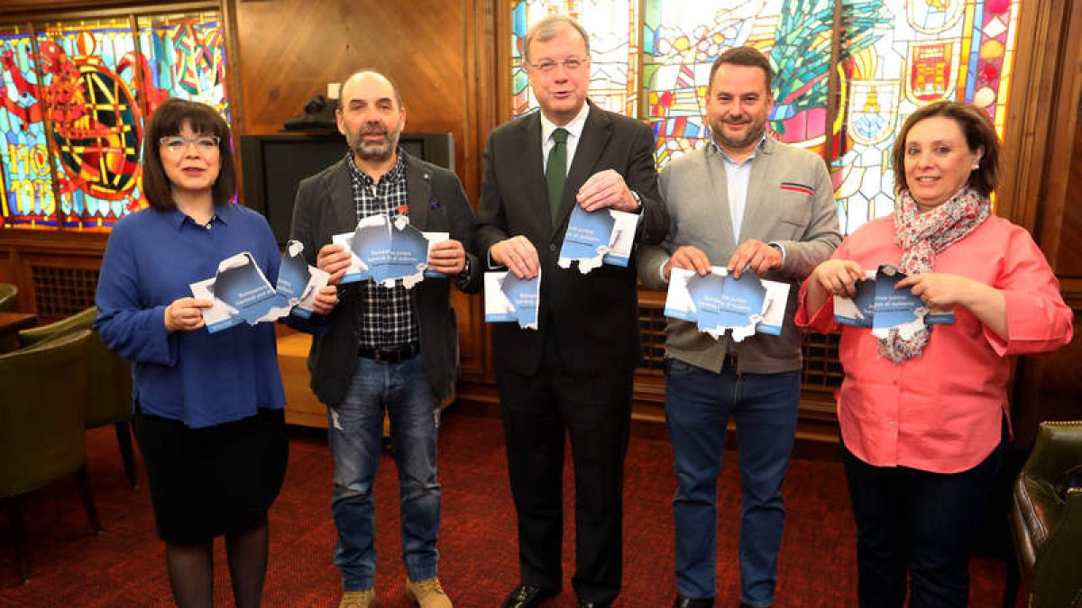 El alcalde de la capital, con los miembros de la Asociación Autismo de León. RAMIRO
