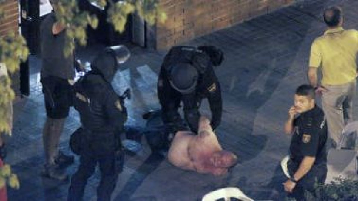 El atracador de un bar en Vallecas, reducido por miembros de la policía.