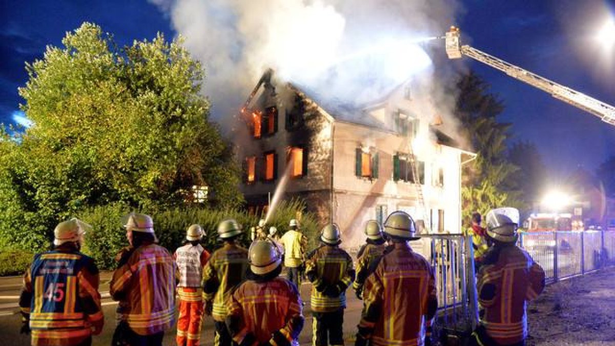 Los bomberos intentan extinguir el incendio en el albergue.