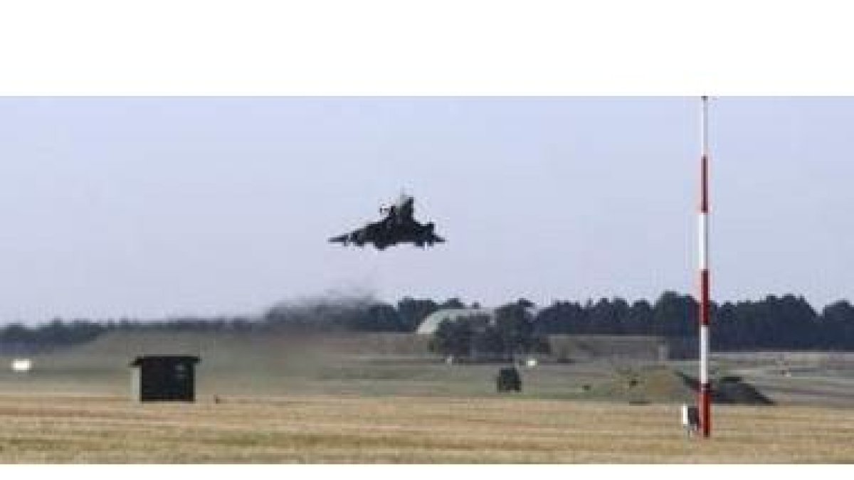 Un avión Mirage 2000 despega de la base militar de Nancy (Francia).