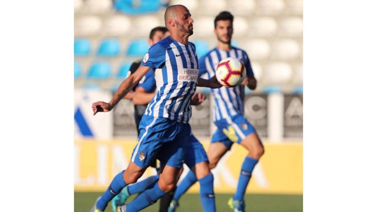 La Deportiva demostró ante el filial del Athletic que comienza el campeonato de Liga con buenas sensaciones. L. DE LA MATA