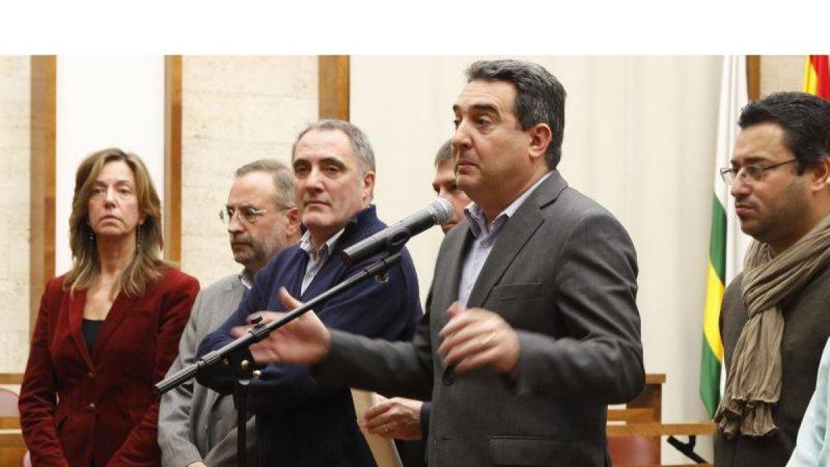 Manuel Bustos, junto a su equipo de Gobierno, en una comparecencia pública el pasado mes de noviembre.