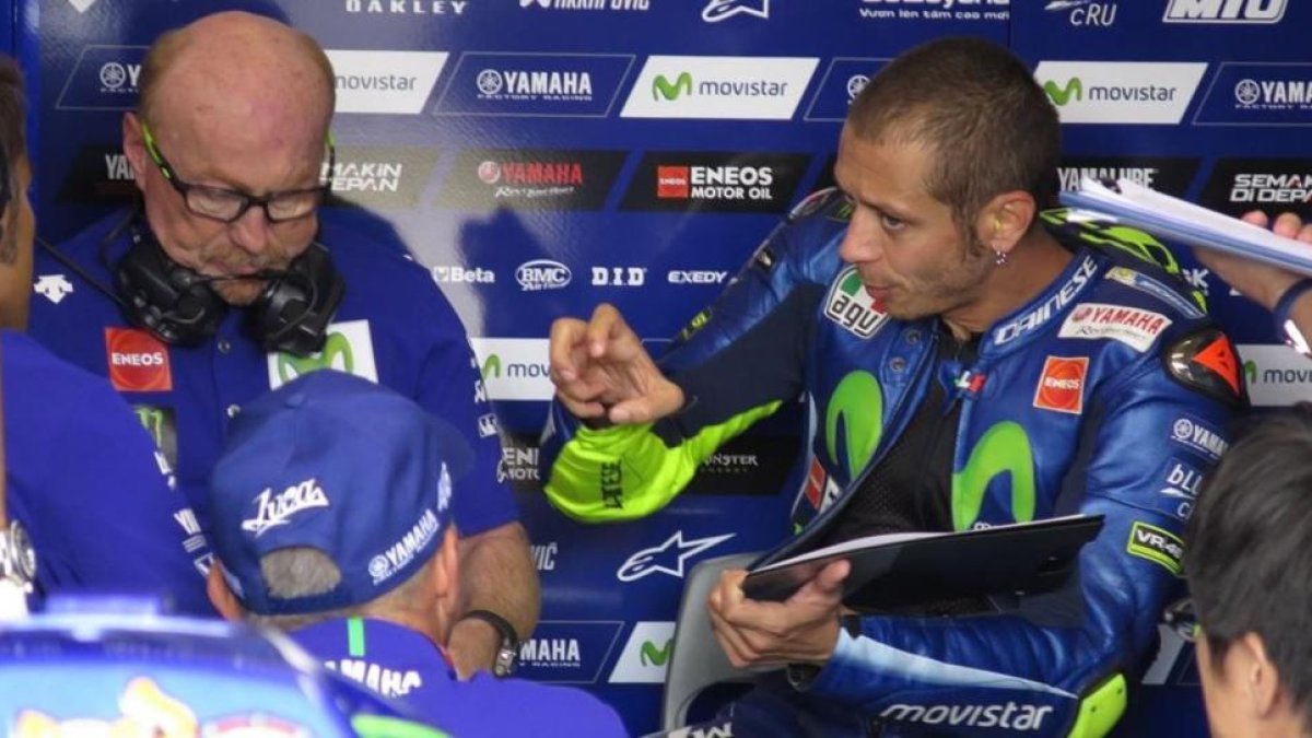 Valentino Rossi le explica, en Brno, a Silvano Galbusera, su técnico, los problemas que sufre cuando pilota la Yamaha