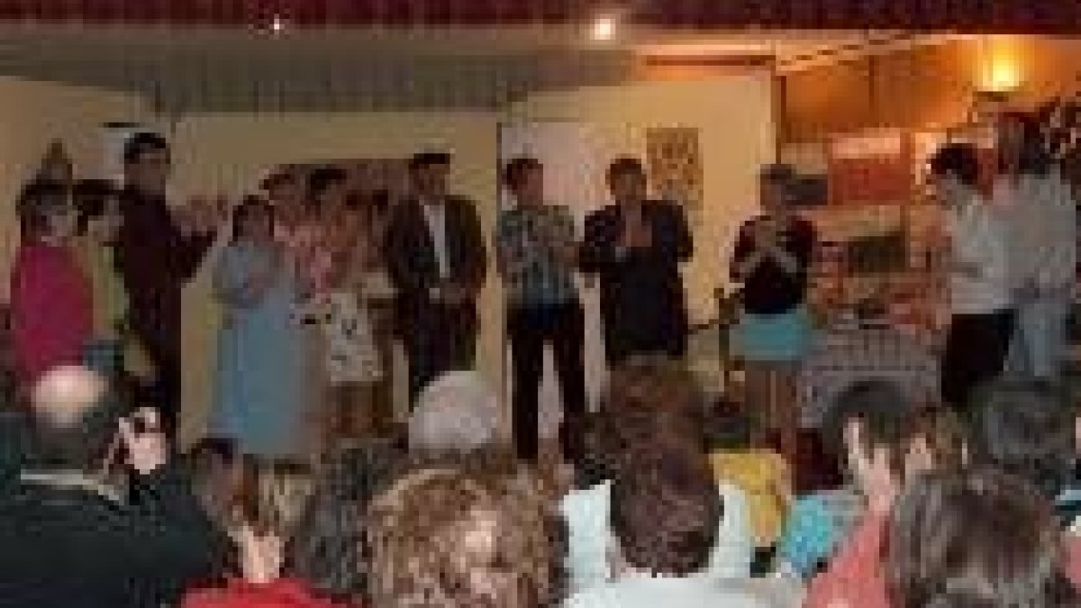 Actores y público se funden en los aplausos de reconocimiento