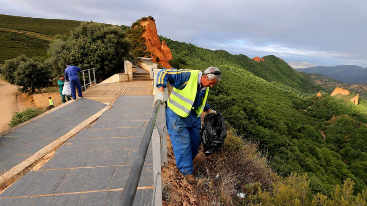 Los voluntarios estuvieron recogiendo basura durante toda la mañana de ayer