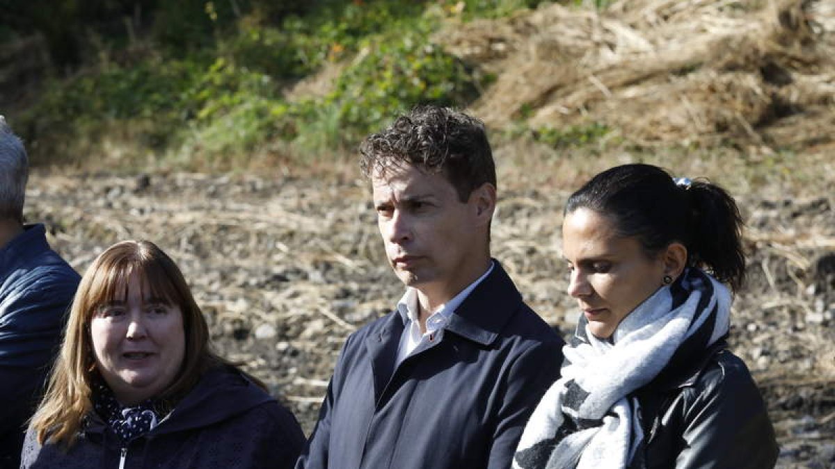 Mario Rivas junto a Ana Luisa Durán y su mujer, Ana Belén. MARCIANO PÉREZ