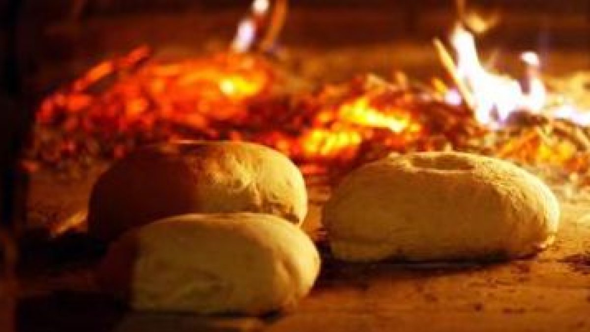 Elaboración de pan en un horno tradicional de leña.