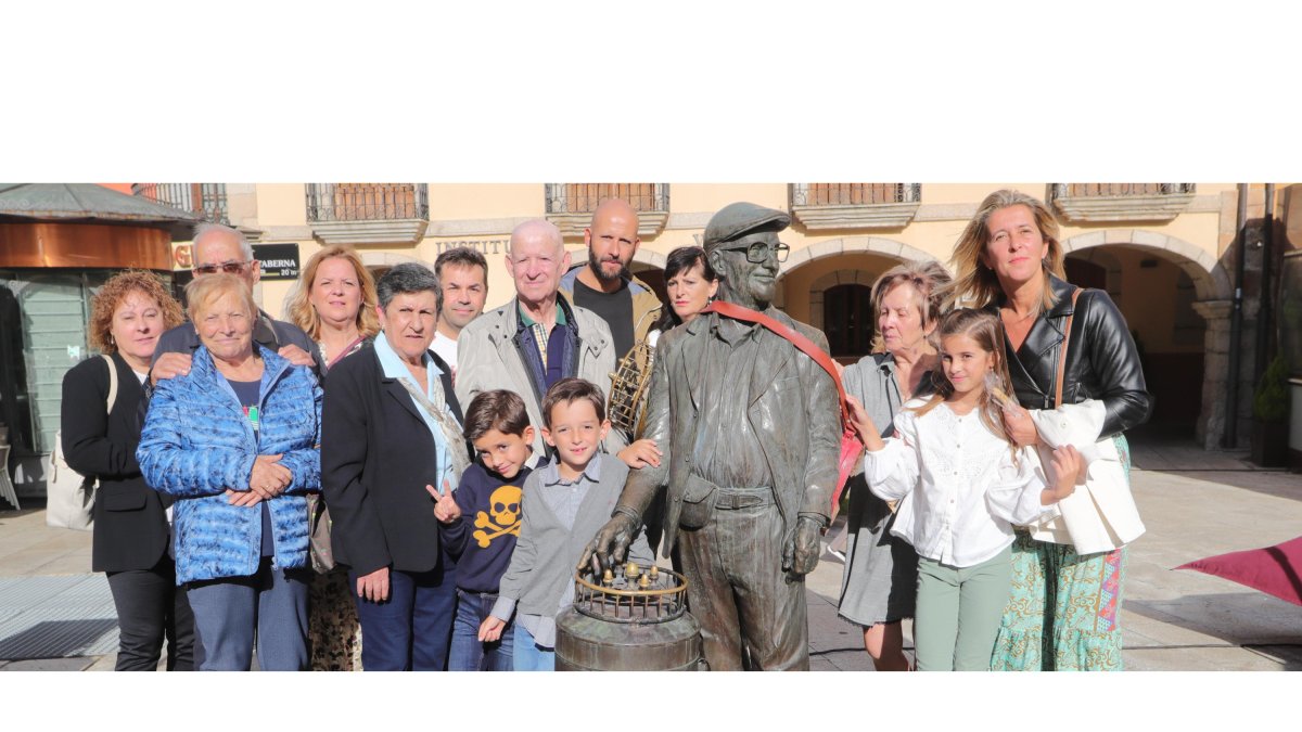 <Hijos, nietos y biznietos de 'Pepe' Cortes posan junto a la escultura en bronce del Barquillero en la plaza del Ayuntamiento de Ponferrada. FOTO L. DE LA MATA