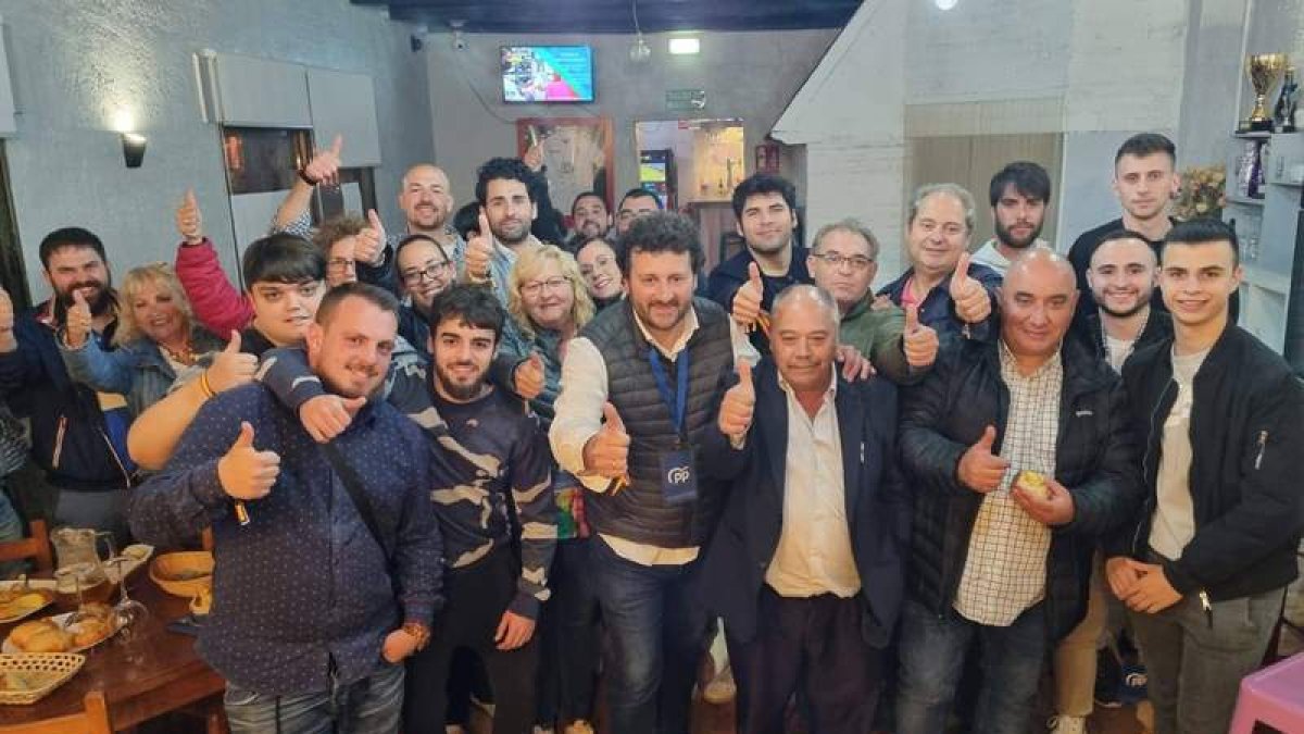 Los populares celebraron la victoria en el municipio. DL