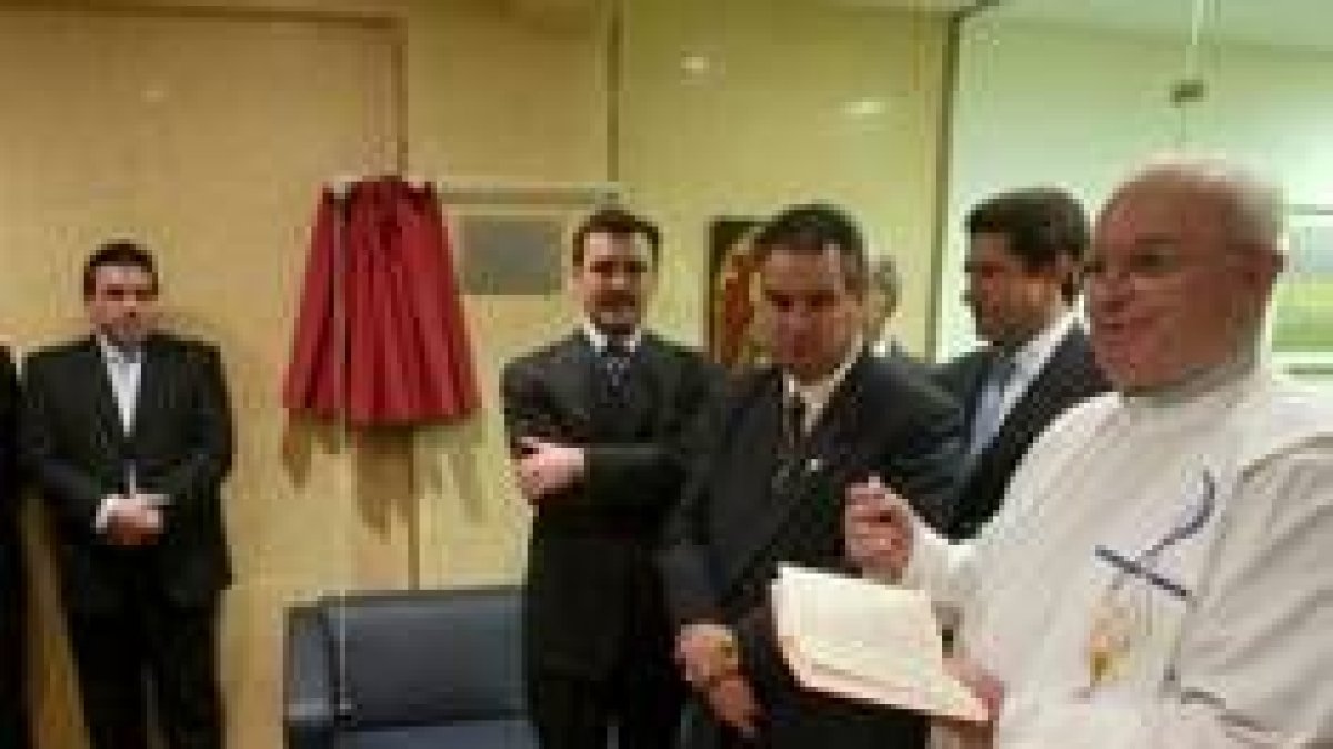 Un momento de la inauguración de la nueva sede de los odontólogos leoneses