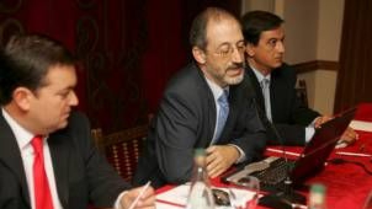 Roberto Arranz, Carlos Collantes y Fernando Martínez Fanegas, durante la rueda de prensa de ayer