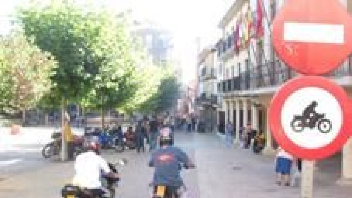 Un momento de la concentración motera celebrada ayer, en la Plaza Mayor de Sahagún