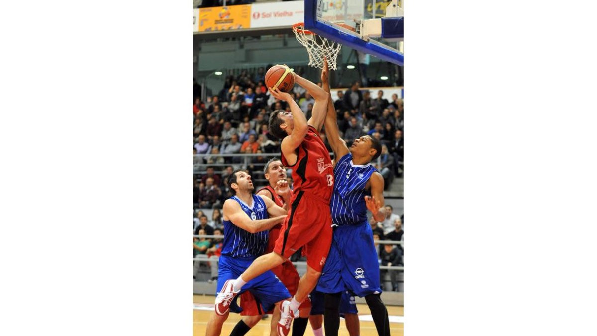 Baloncesto León atacó con criterio en la zona catalana.