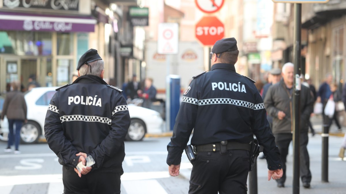 Dos agentes de la Policía Municipal de Ponferrada. L. DE LA MATA