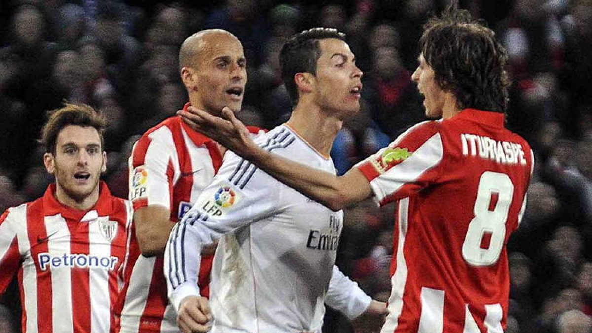 Cristiano Ronaldo se encara con Iturraspe después de darle un manotazo a Gurpegui por el que fue expulsado.