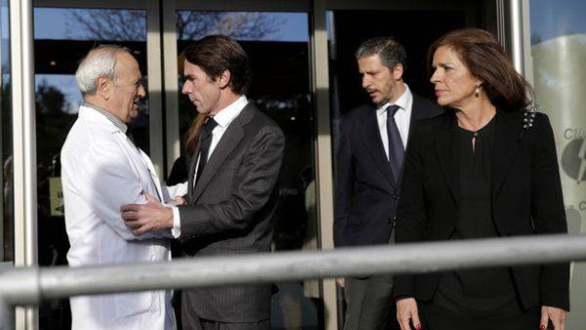 José María Aznar y Ana Botella en la clínica Cemtro donde se encuentran los restos de Adolfo Suárez.