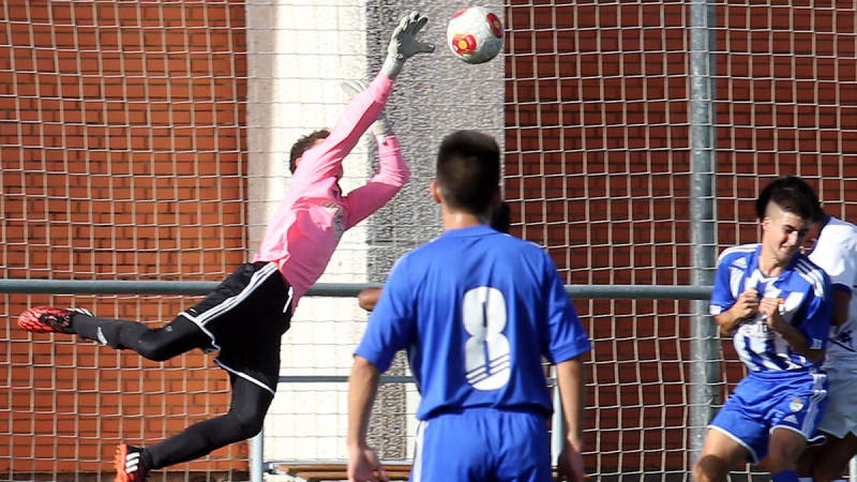 La Ponferradina perdió ante el Villa de Simancas con una actuación excelente de Giovanni. MARCIANO